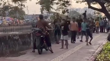 Aksi Bocil-bocil Jakbar Usir Pemotor 'Penjajah' Trotoar
