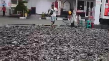 SPBU di Klaten Jadi 'Kolam Lele' Usai Muatan Truk Tumpah