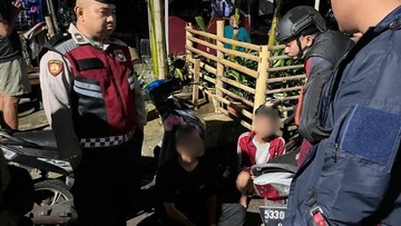 Polisi Tangkap 3 Remaja Hendak Tawuran di Jakpus, 2 Sajam Disita