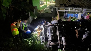 Angkot Tertabrak KA Barang di Gunung Putri Bogor, Sopir Tewas
