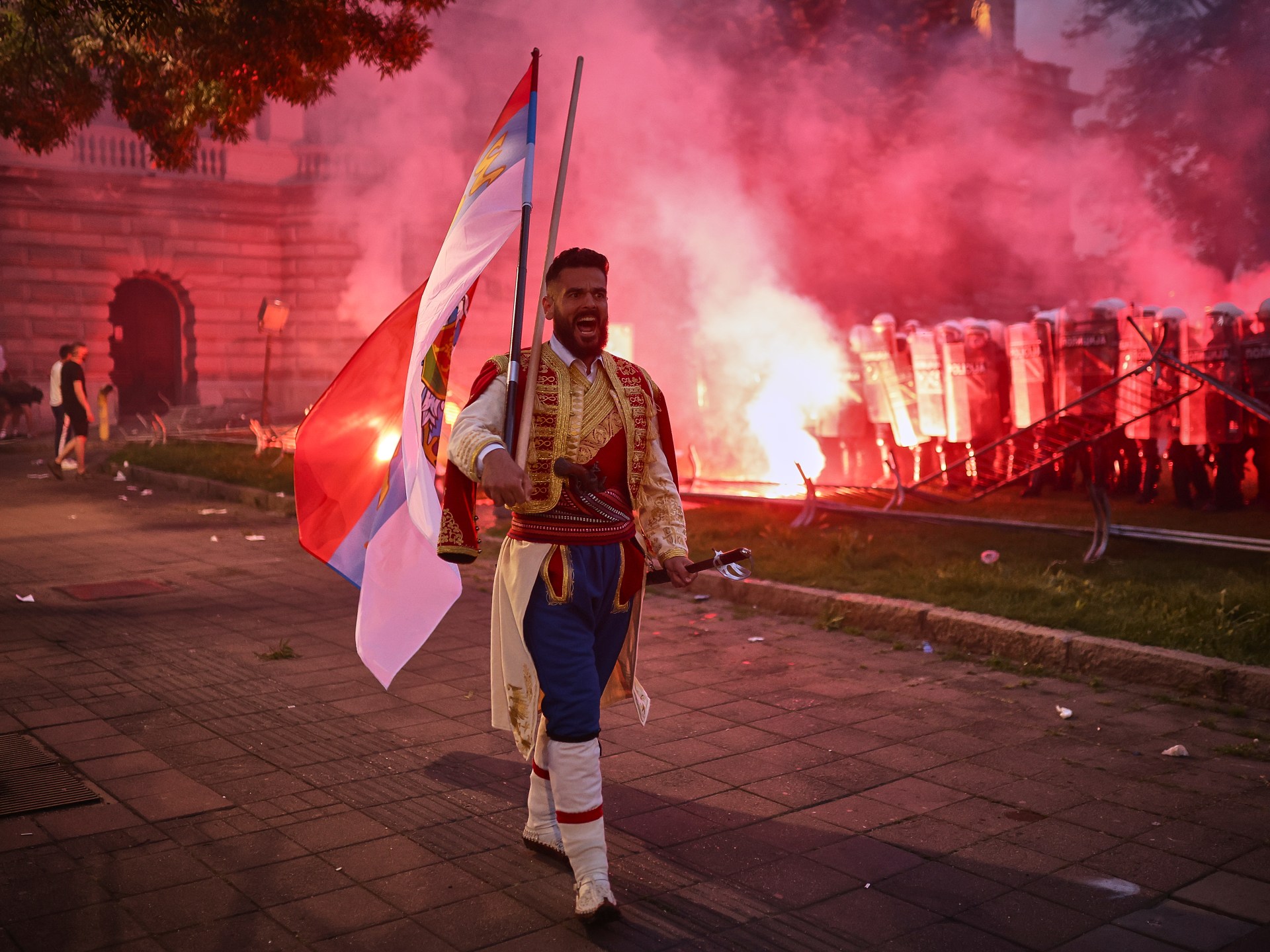 Foto: Bentrokan di Beograd saat protes yang dipimpin mahasiswa menantang Vucic