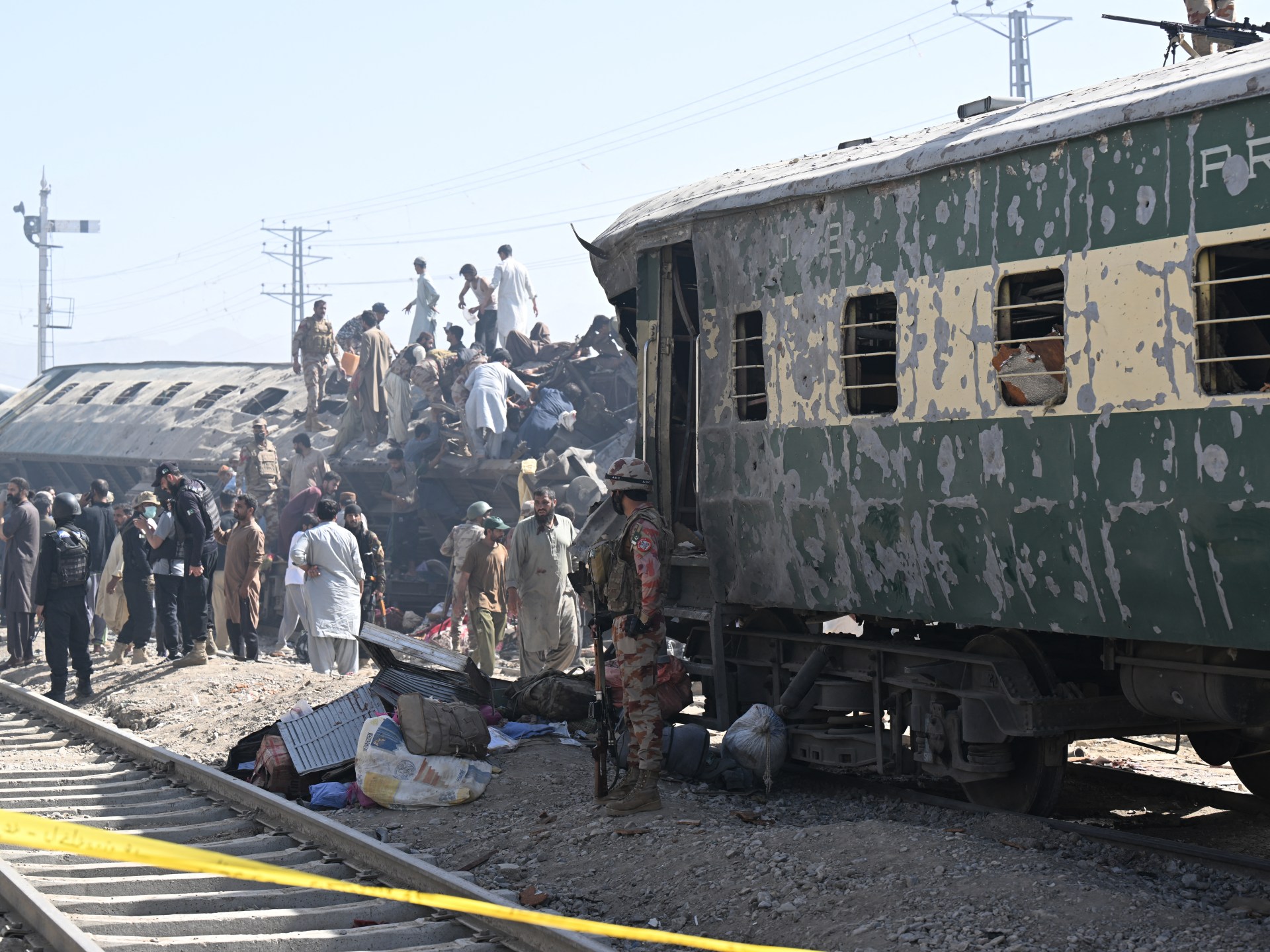 Foto: menabrakkan kereta api di Balochistan, Pakistan, menewaskan sedikitnya 24 orang