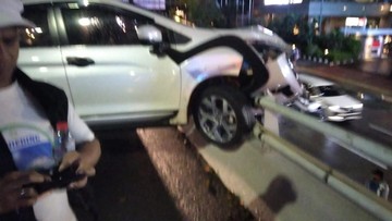 Ada Kecelakaan, Lalin Tol Dalkot Slipi Arah Semanggi Macet Malam Ini