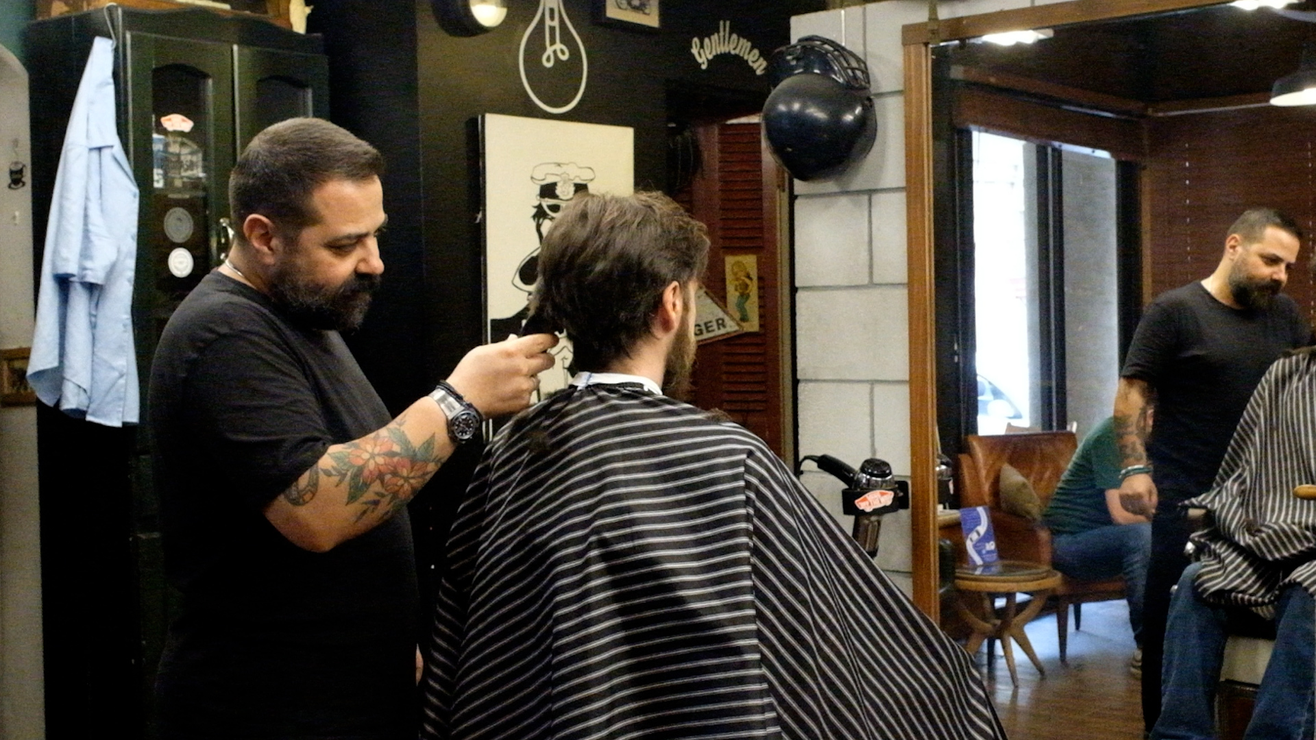 Di dalam tempat pangkas rambut di Beirut yang dibentuk oleh perang dan krisis