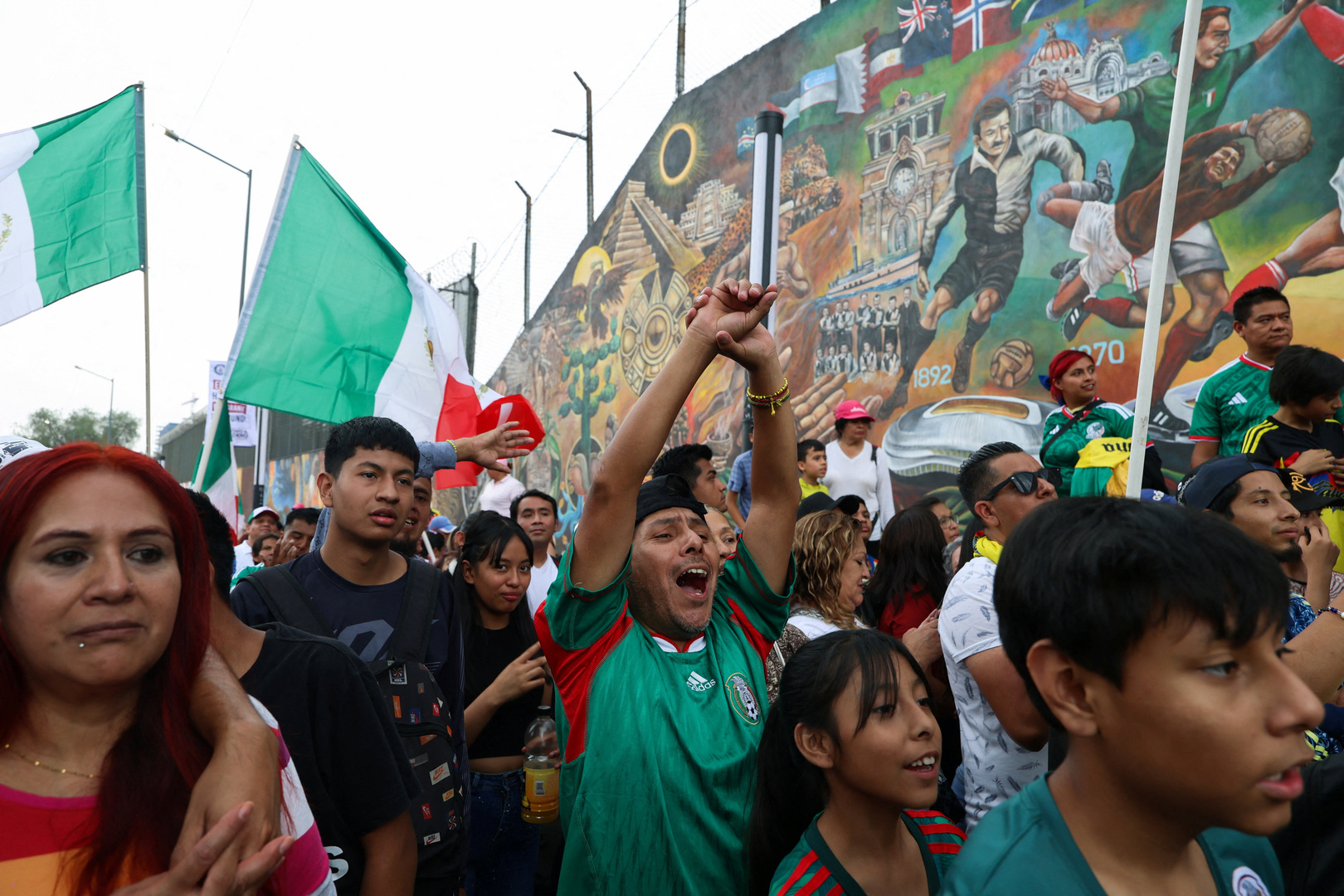 Mexico City melukis mural sepak bola yang memecahkan rekor menjelang Piala Dunia