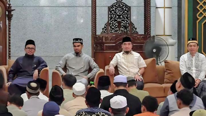 ribuan-jamaah-salat-subuh-berjamaah-di-masjid-agung-cilegon