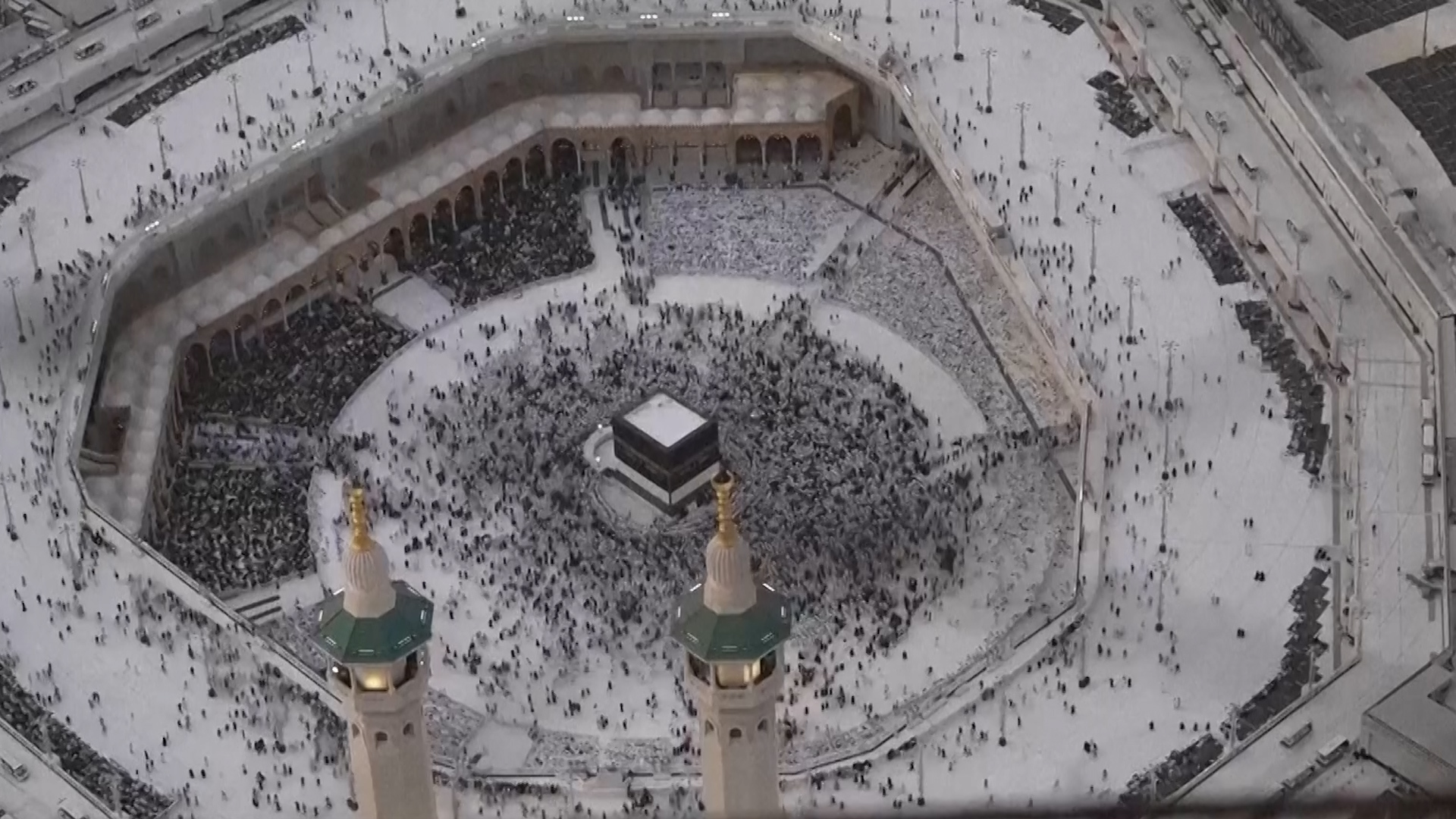Timelapse menunjukkan jamaah haji melakukan Tawaf di Mekkah