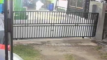 Viral 'Pocong' Lari Terbirit-birit Terekam CCTV di Depok, Polisi Cek TKP