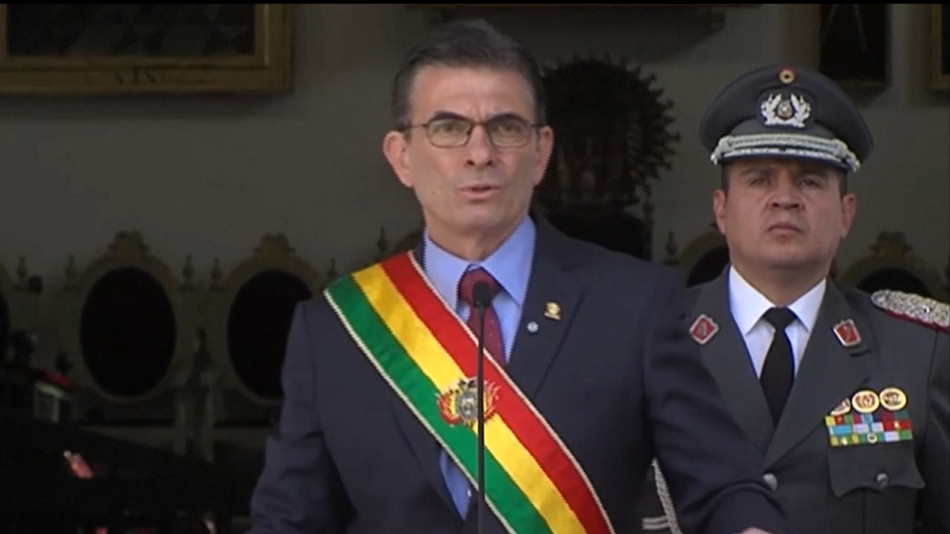 Presiden Bolivia memotong setengah gajinya di tengah protes