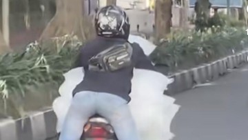 Pemotor 'Superman' Angkut Es Batu Muncul Lagi di Tengah Kota Bogor