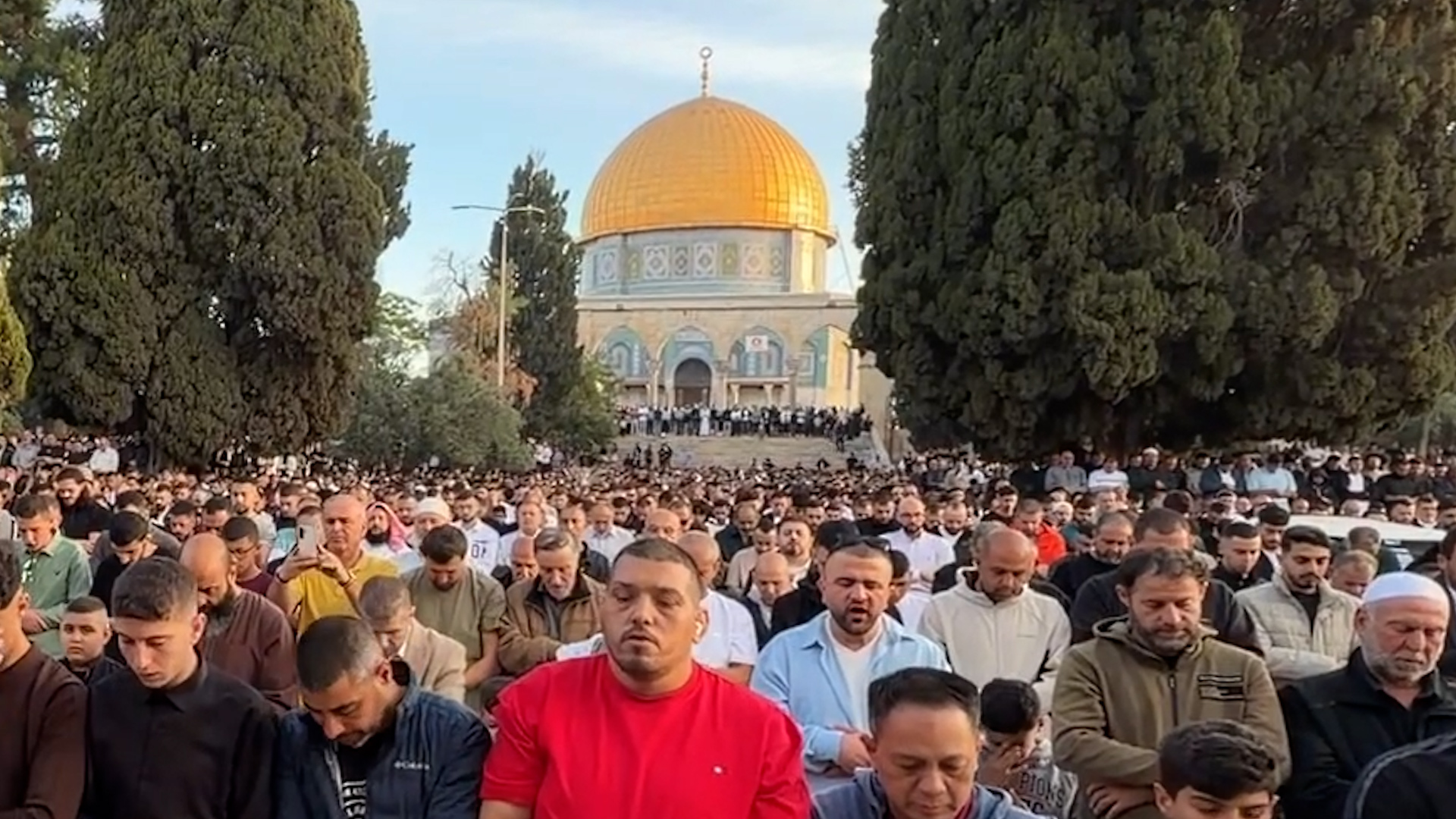 Video: Umat Islam di seluruh dunia menghadiri salat Idul Fitri