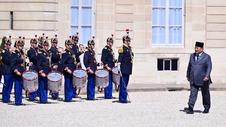 Prabowo Salat Idul Adha di Paris