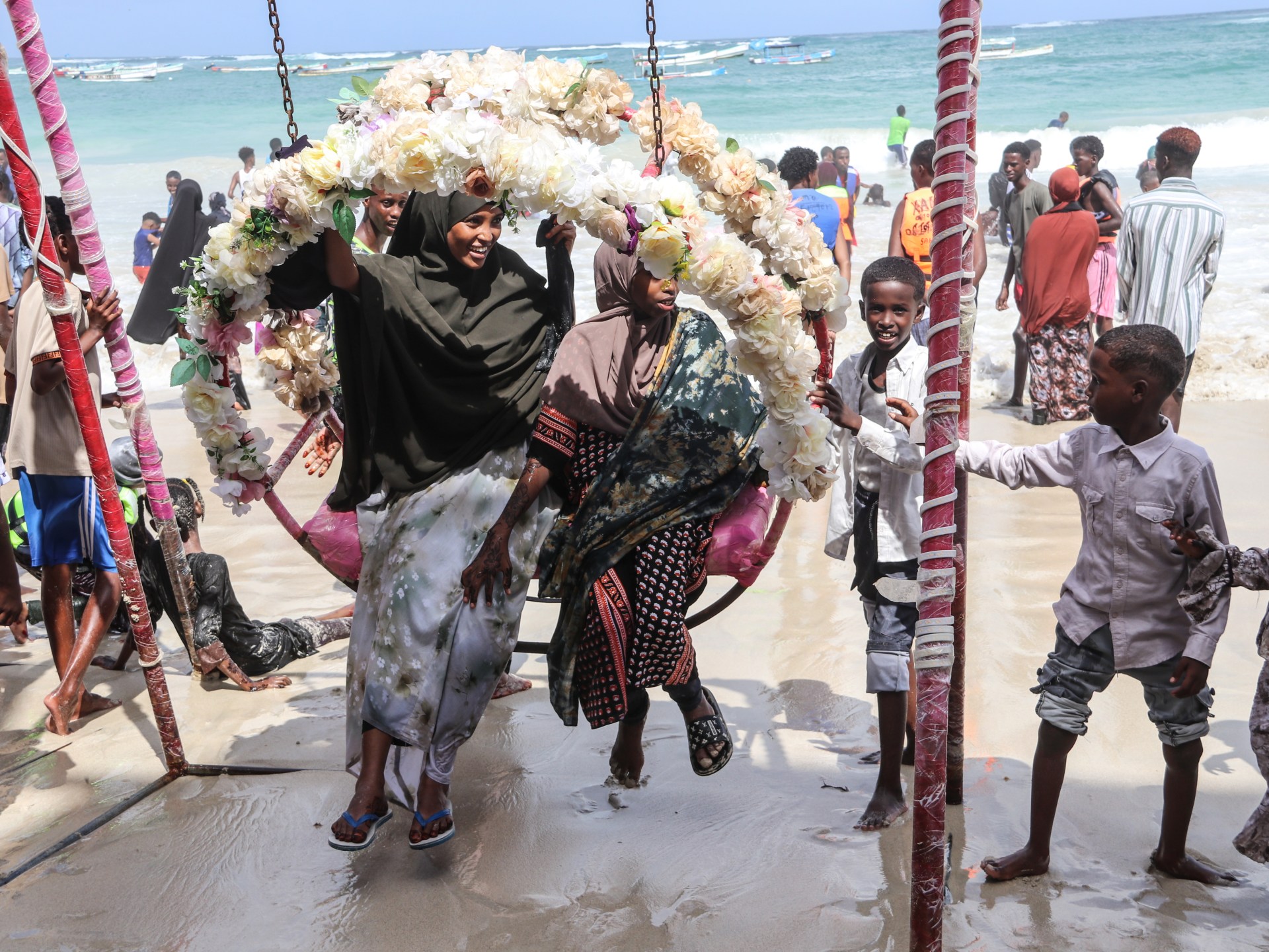 Foto: Mogadishu berkumpul untuk Idul Fitri dengan salat, makan bersama keluarga, dan jalan-jalan
