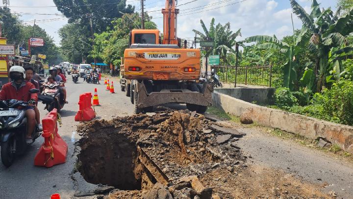 Wali Kota Semarang Agustina Instruksikan DPU Perbaiki Jalan Rusak Akibat Tonase Berlebih