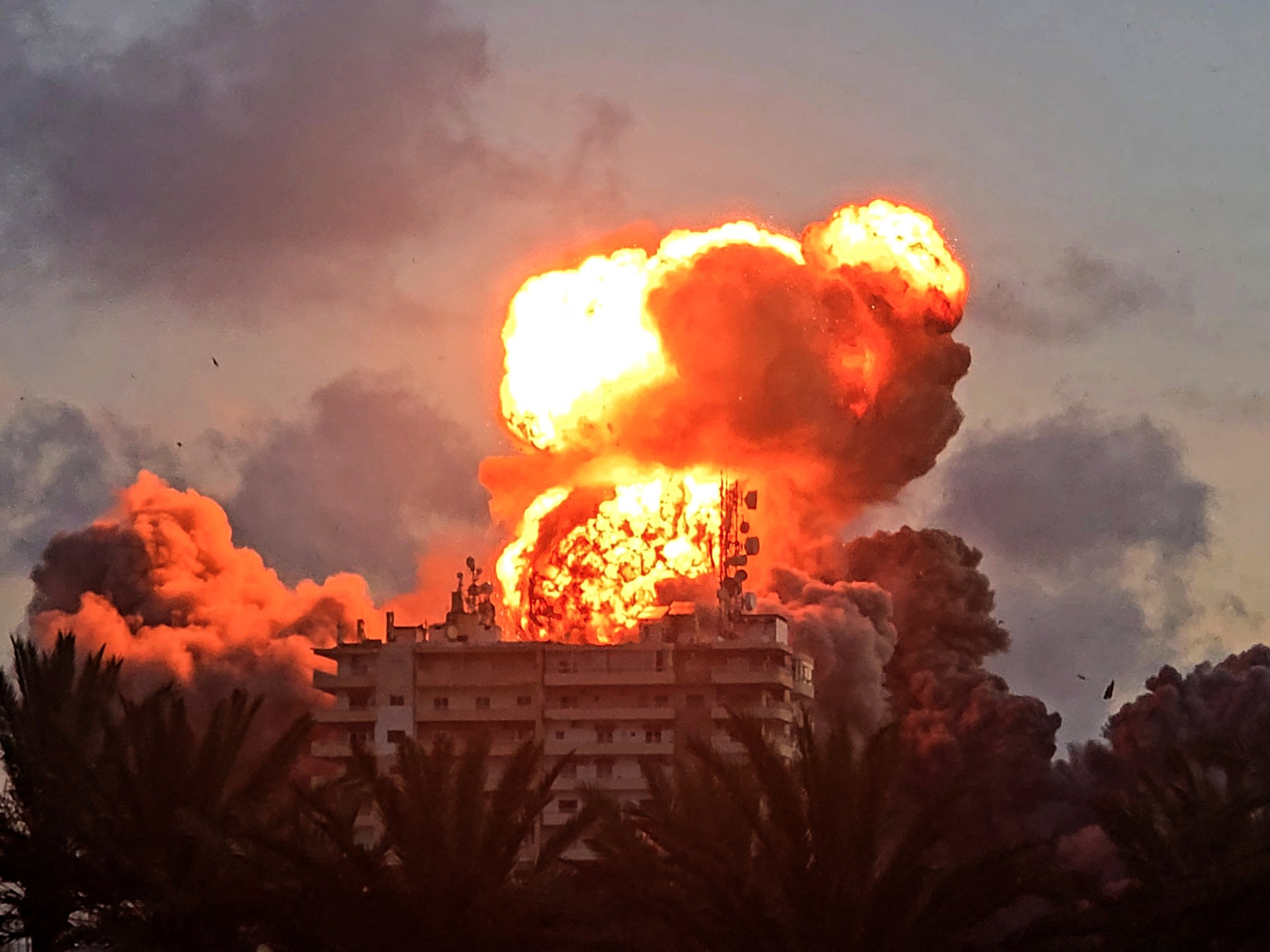 Israel mengintensifkan serangan di Lebanon selatan, sedikitnya 16 orang