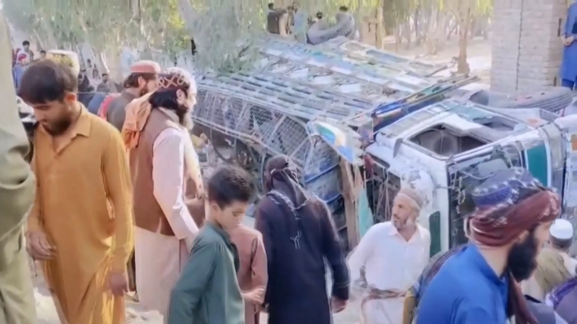 22 orang tewas ketika truk yang membawa pengungsi terbalik di Afghanistan