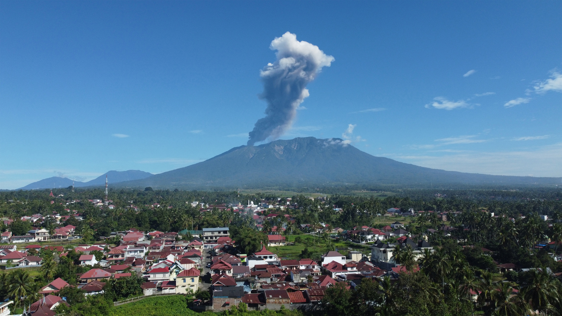 Gunung berapi Gunung Merapi di Indonesia meletus, berkilau abu ke langit
