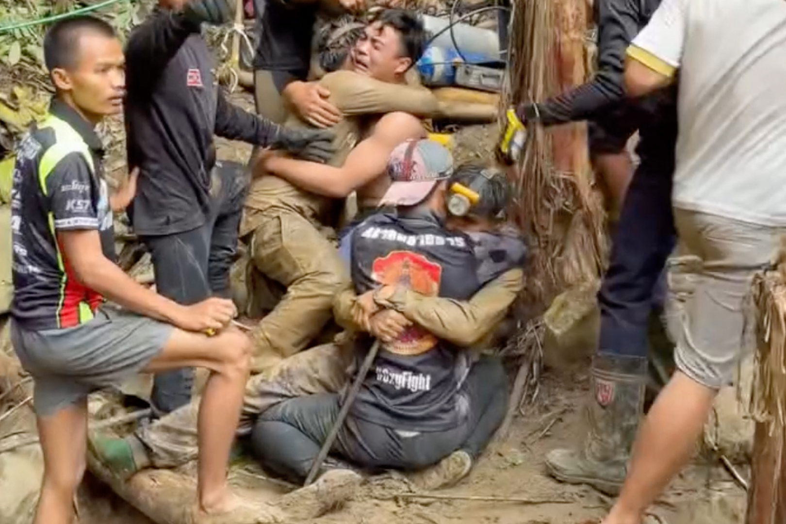Adegan emosional ketika lebih banyak orang yang selamat keluar dari gua Laos yang banjir