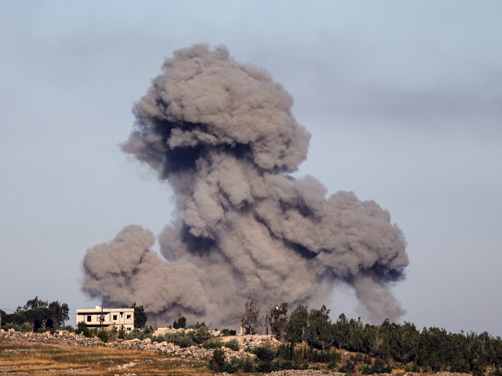 Israel mengeluarkan lebih banyak perintah pengungsian di Lebanon, merebut benteng strategis