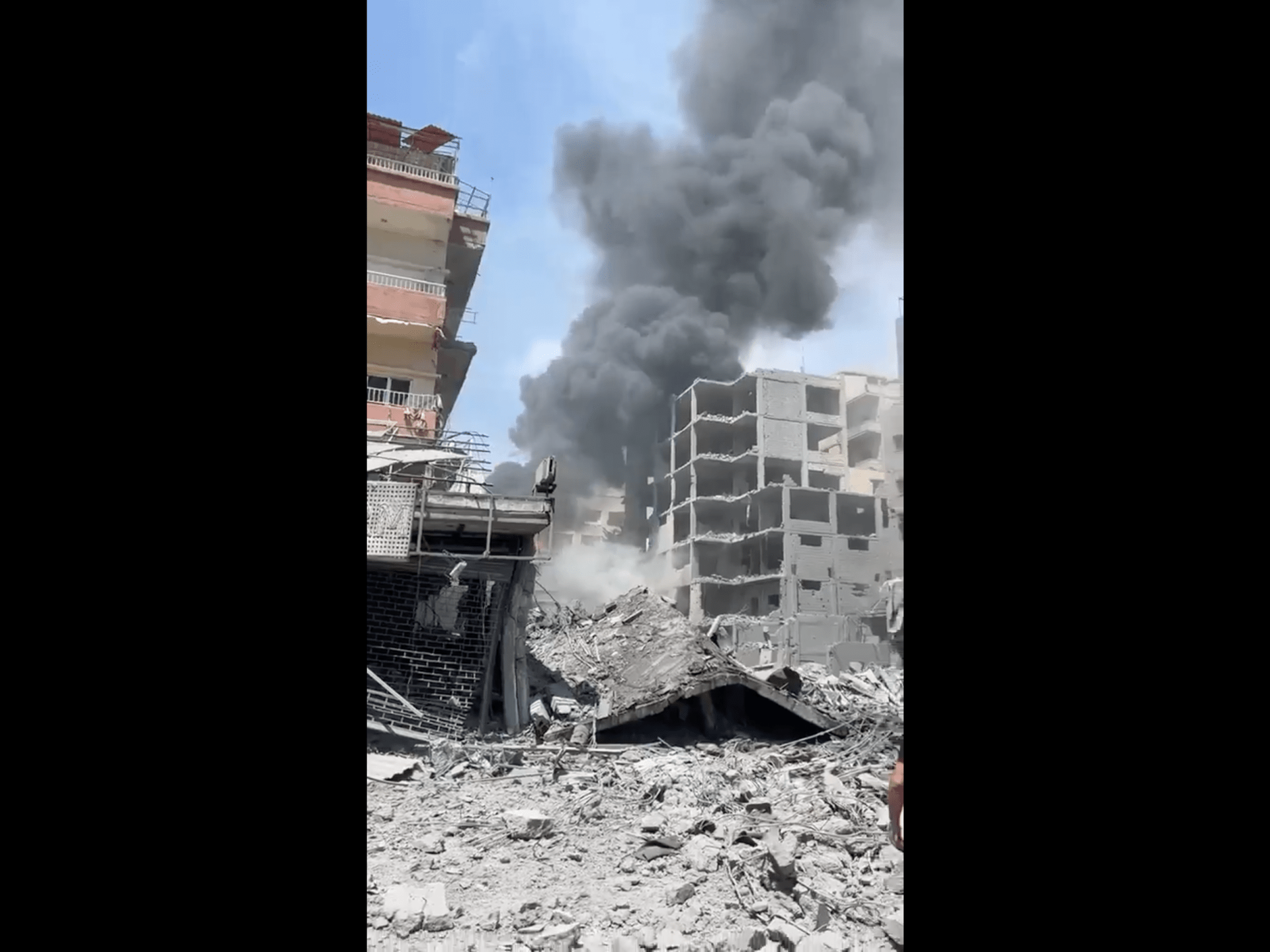 Serangan udara Israel menghancurkan Ban Lebanon