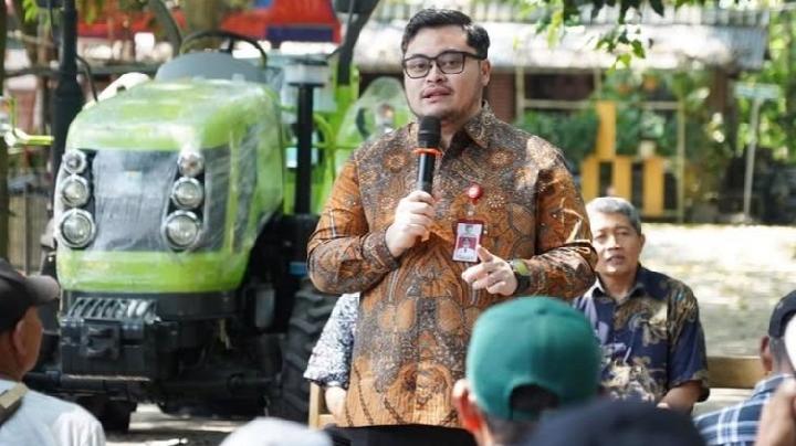 perkuat-ketahanan-pangan,-bupati-kediri-serahkan-bantuan-benih-dan-traktor-untuk-petani