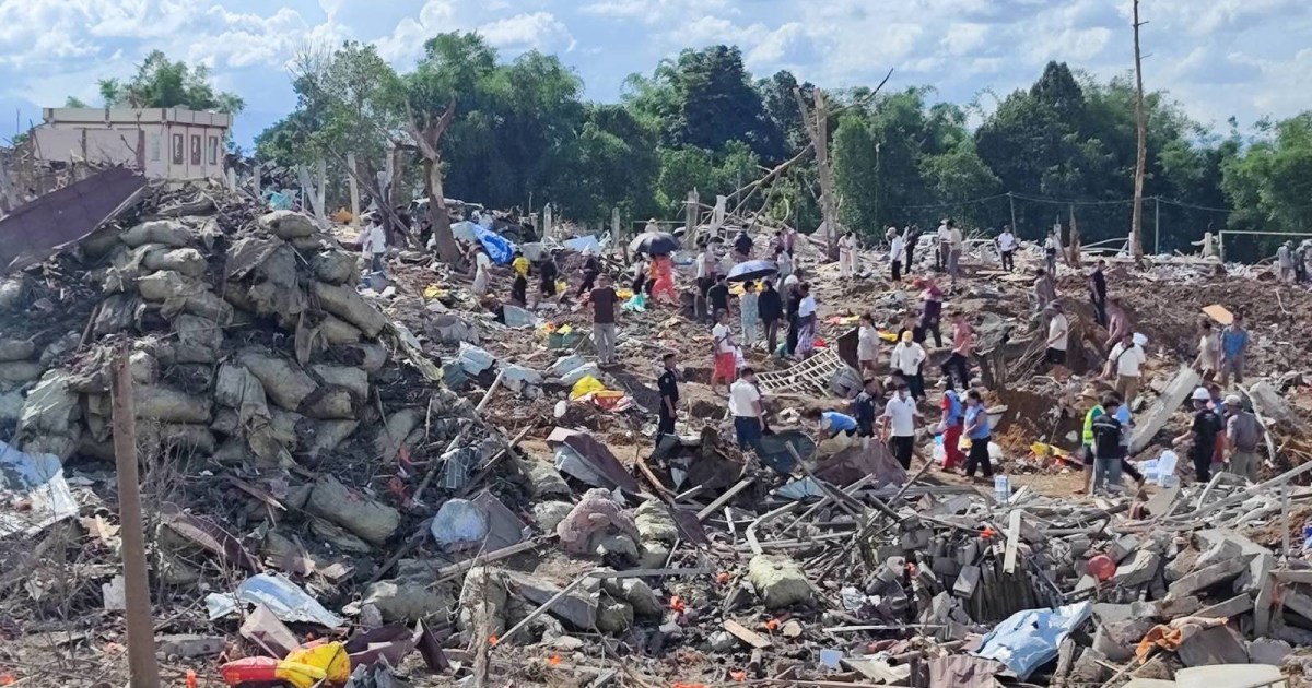 Membuka gudang bahan peledak menghancurkan puluhan orang di desa Myanmar