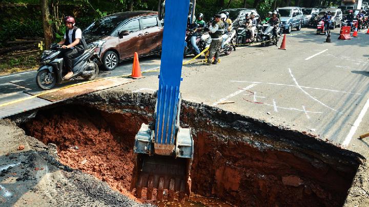Jalan Lenteng Agung Menuju Depok Ditutup hingga Selasa Pagi