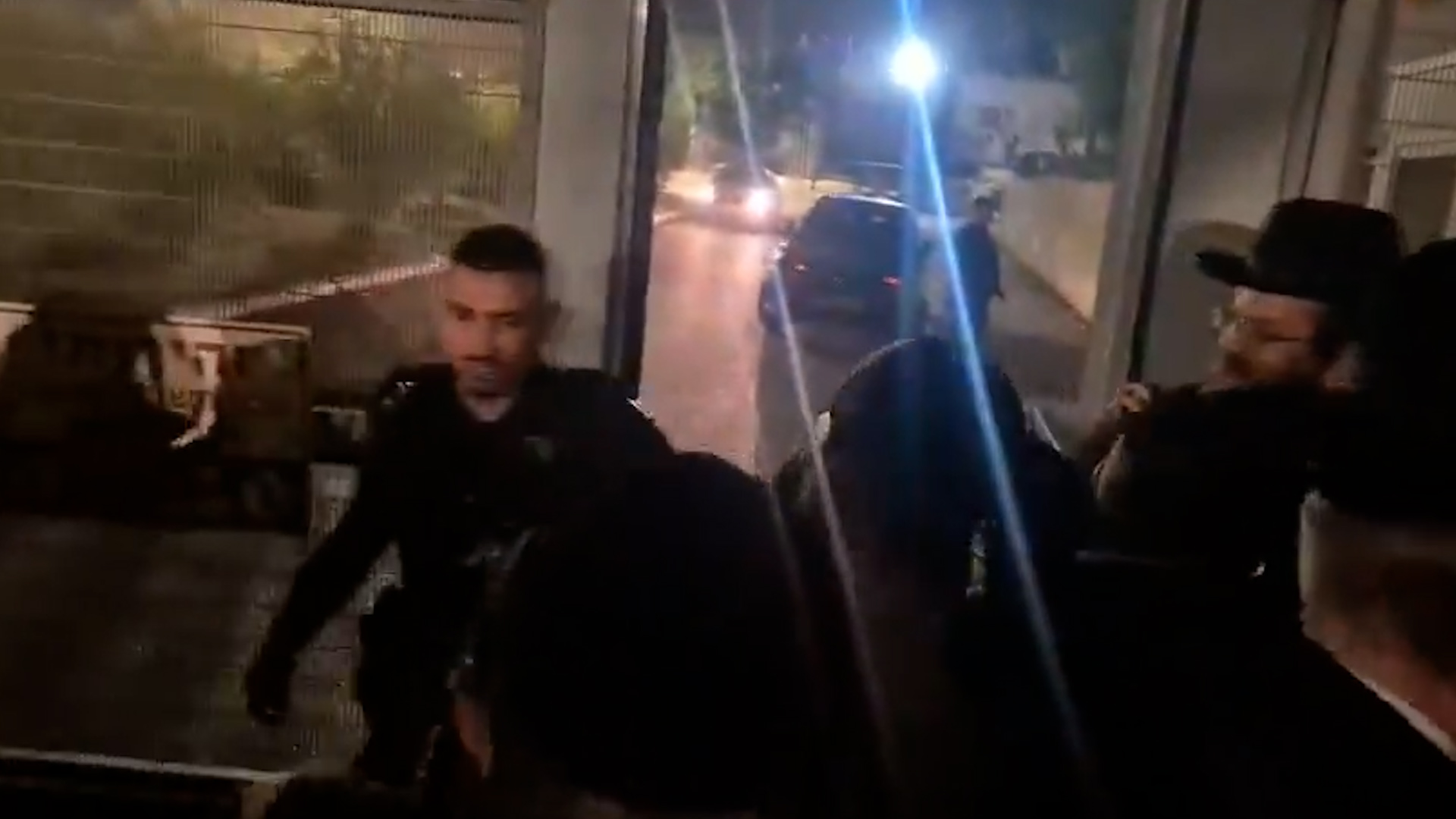 Demonstran Yahudi ultra-Ortodoks menyerbu kantor polisi Israel