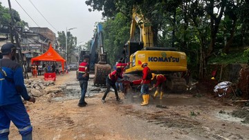 Perbaikan Jalan Ambles di Lenteng Agung, Lalin Arah Depok Ditutup
