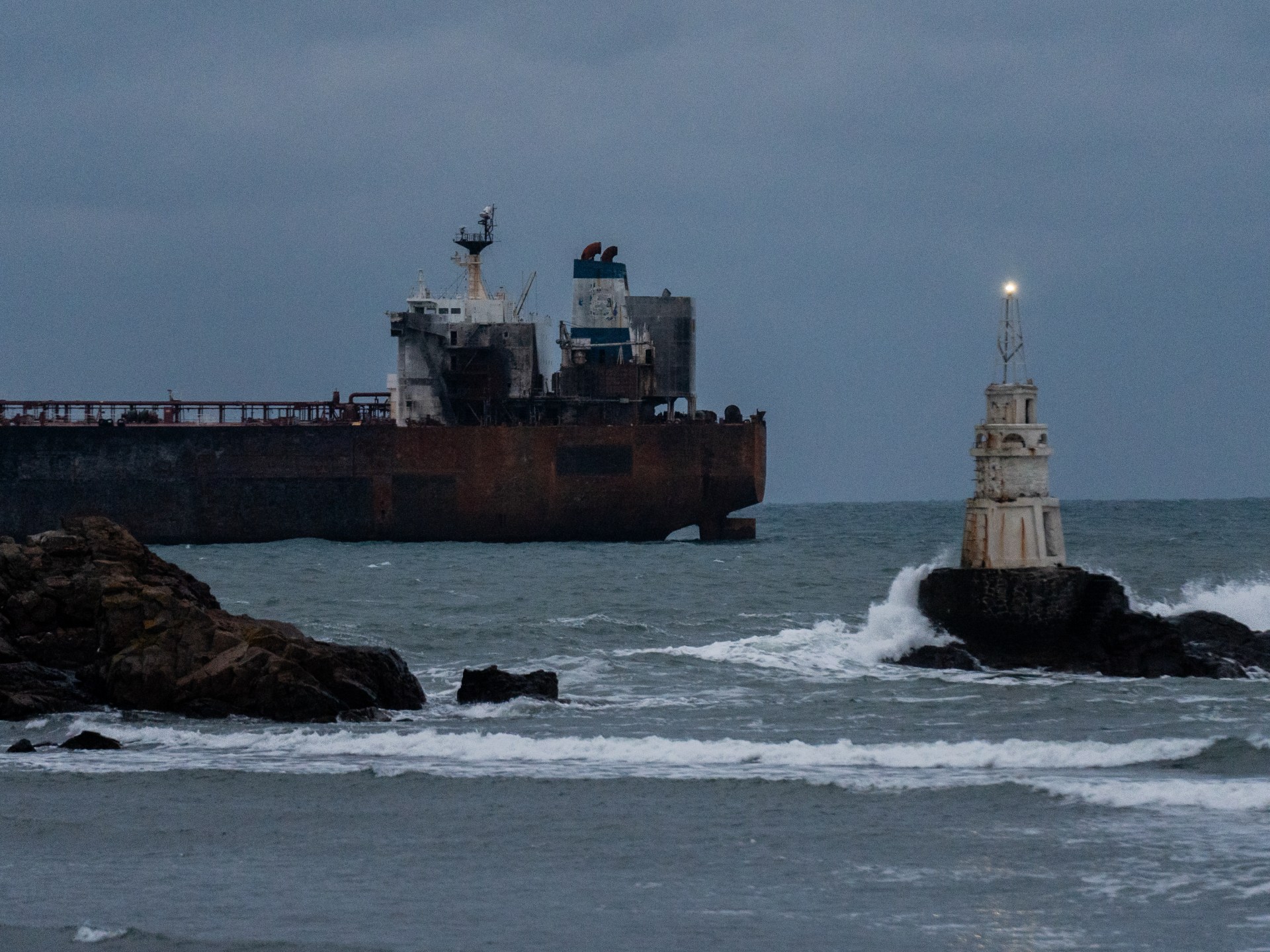 Angkatan Laut Perancis, yang didukung oleh Inggris, mencegat kapal tanker minyak Rusia