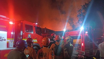 Api Masih Nyala, Kini 33 Mobil Damkar Dikerahkan ke Kebakaran Rumah Kemayoran