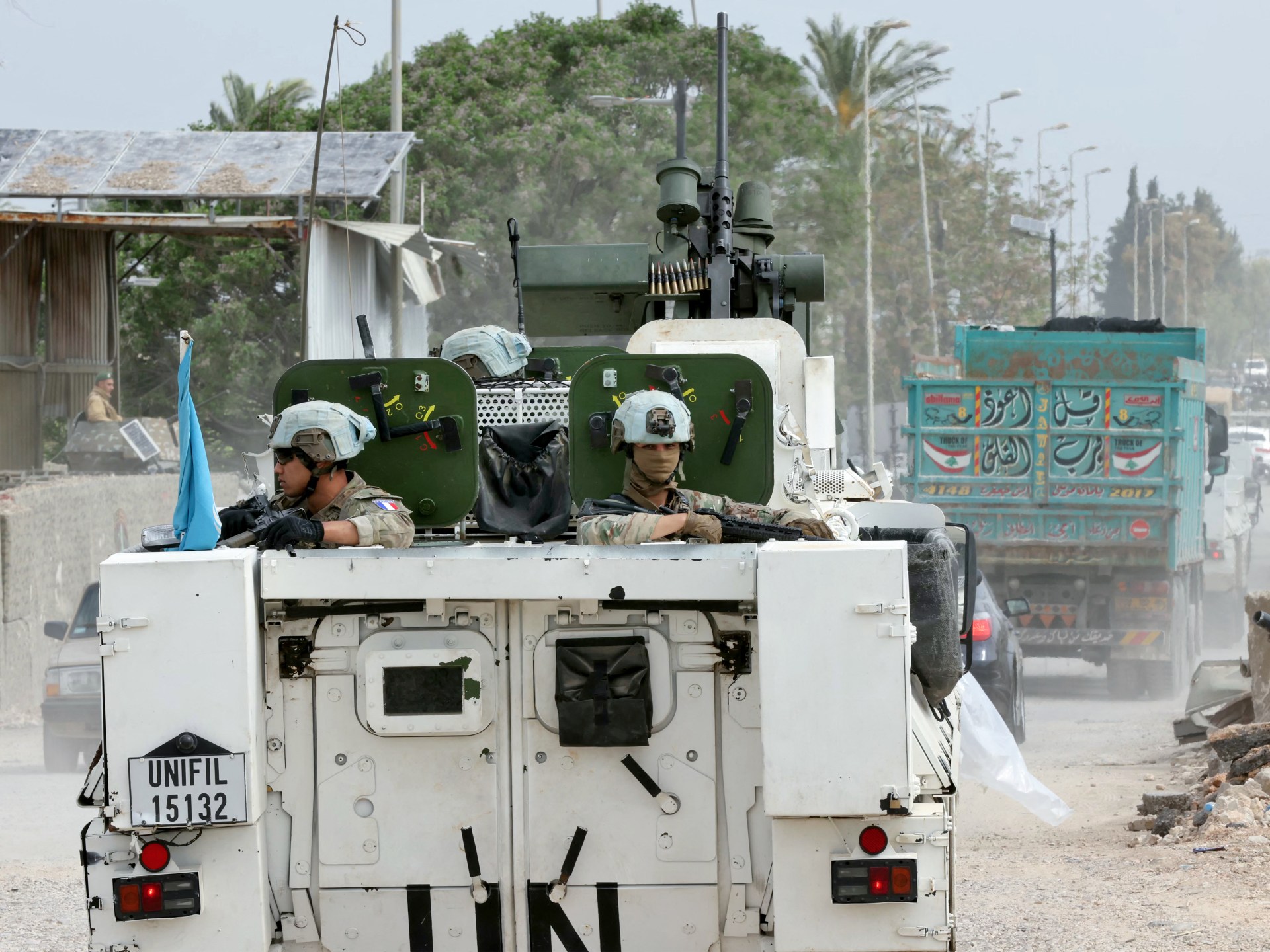 Ketika Israel berhasil melewati Litani, masyarakat Lebanon mengambil tujuan UNIFIL
