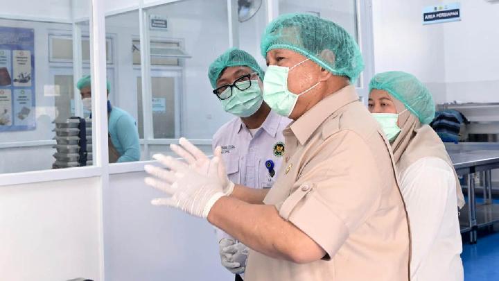 prabowo-kunjungi-sppg-palmerah,-melihat-proses-pengolahan-mbg
