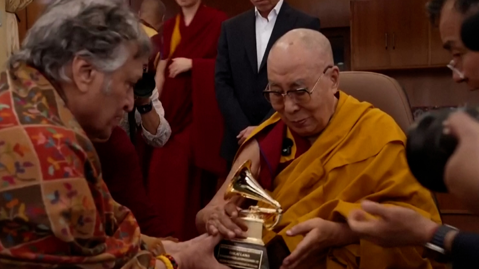 Dalai Lama menerima penghargaan Grammy untuk album kata-kata yang diucapkan