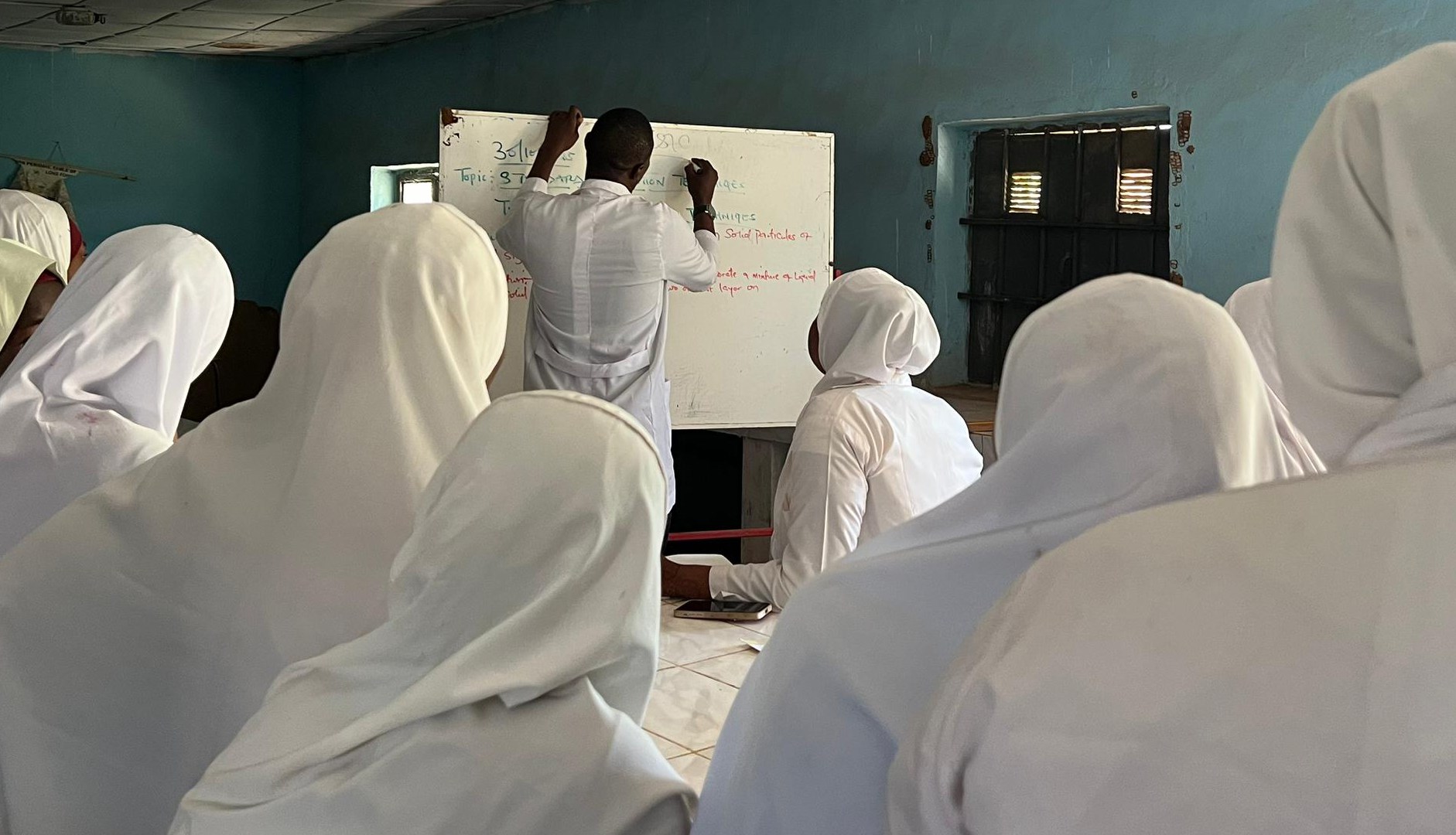 Sekolah peluang kedua di Nigeria: perempuan menyeimbangkan studi dan kelangsungan hidup