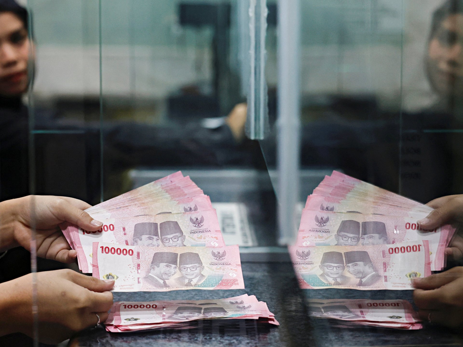 Rupiah Indonesia jatuh ke rekor terendah terhadap dolar AS