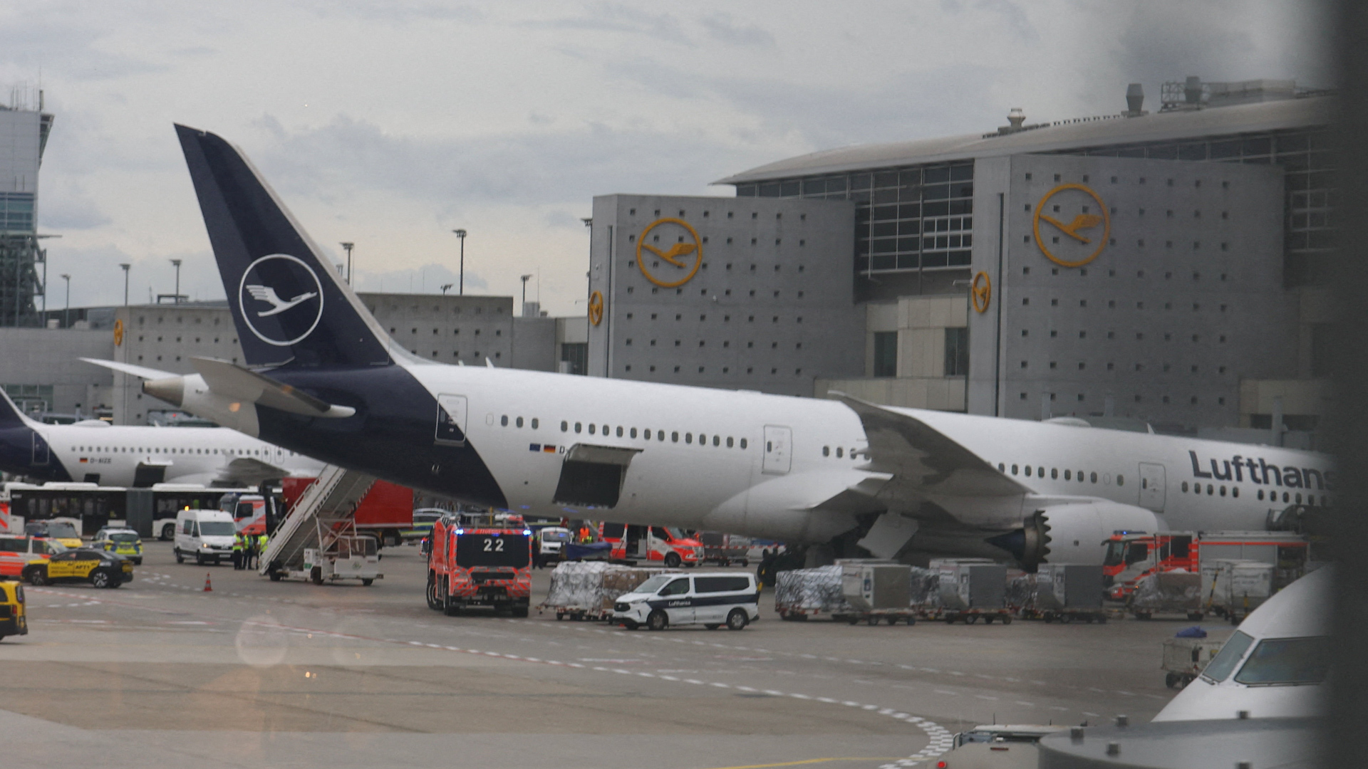 Karyawan Lufthansa terluka setelah Boeing 787 jatuh di Frankfurt