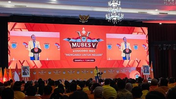 Momen Bahlil Kaget Disambut Lagu 'Mas Bahlil Ganteng' di Mubes V Kosgoro