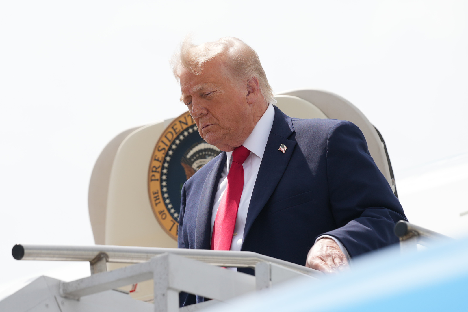 Trump menyanyikan pujian lapangan kerja, mengatakan pembicaraan Iran 'berjalan dengan baik'