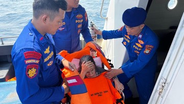 Pakai Kapal Patroli, Ditpolairud PMJ Evakuasi Lansia Sakit dari Pulau Seribu