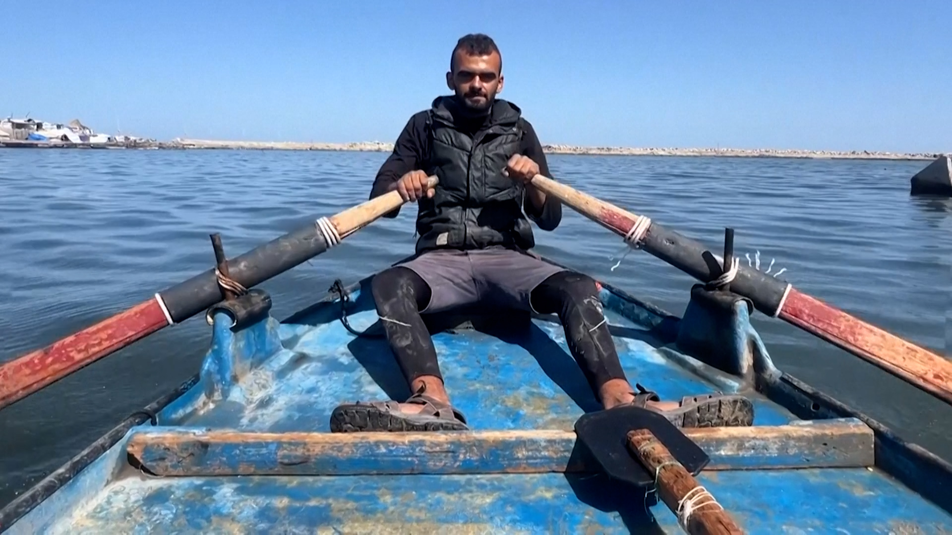 Nelayan Gaza tetap bertahan dengan perahu yang terbuat dari kusen pintu