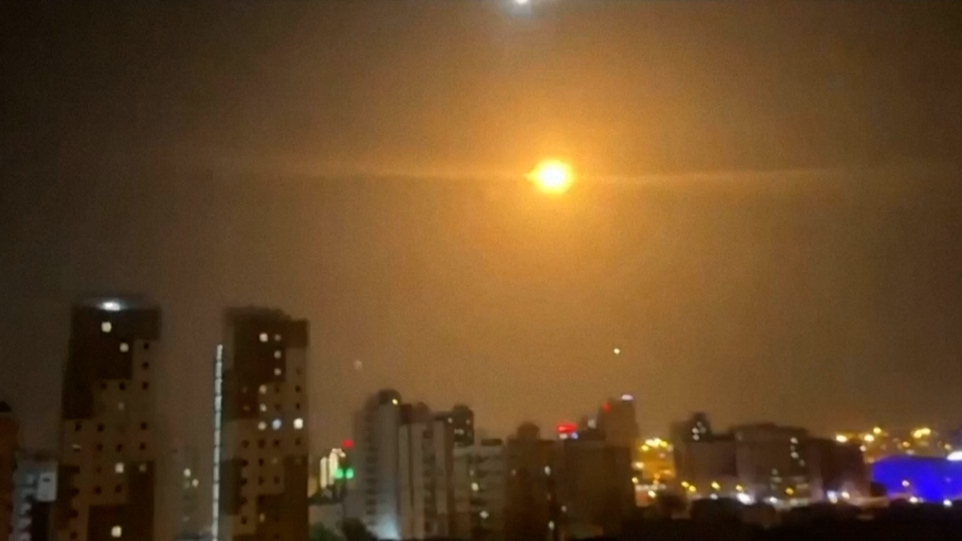 Video menunjukkan Kuwait mencegat rudal balistik dari Iran
