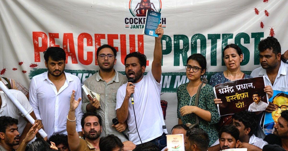 Foto: Partai Cockroach Janta menunjukkan rasa di New Delhi untuk memprotes kaum muda