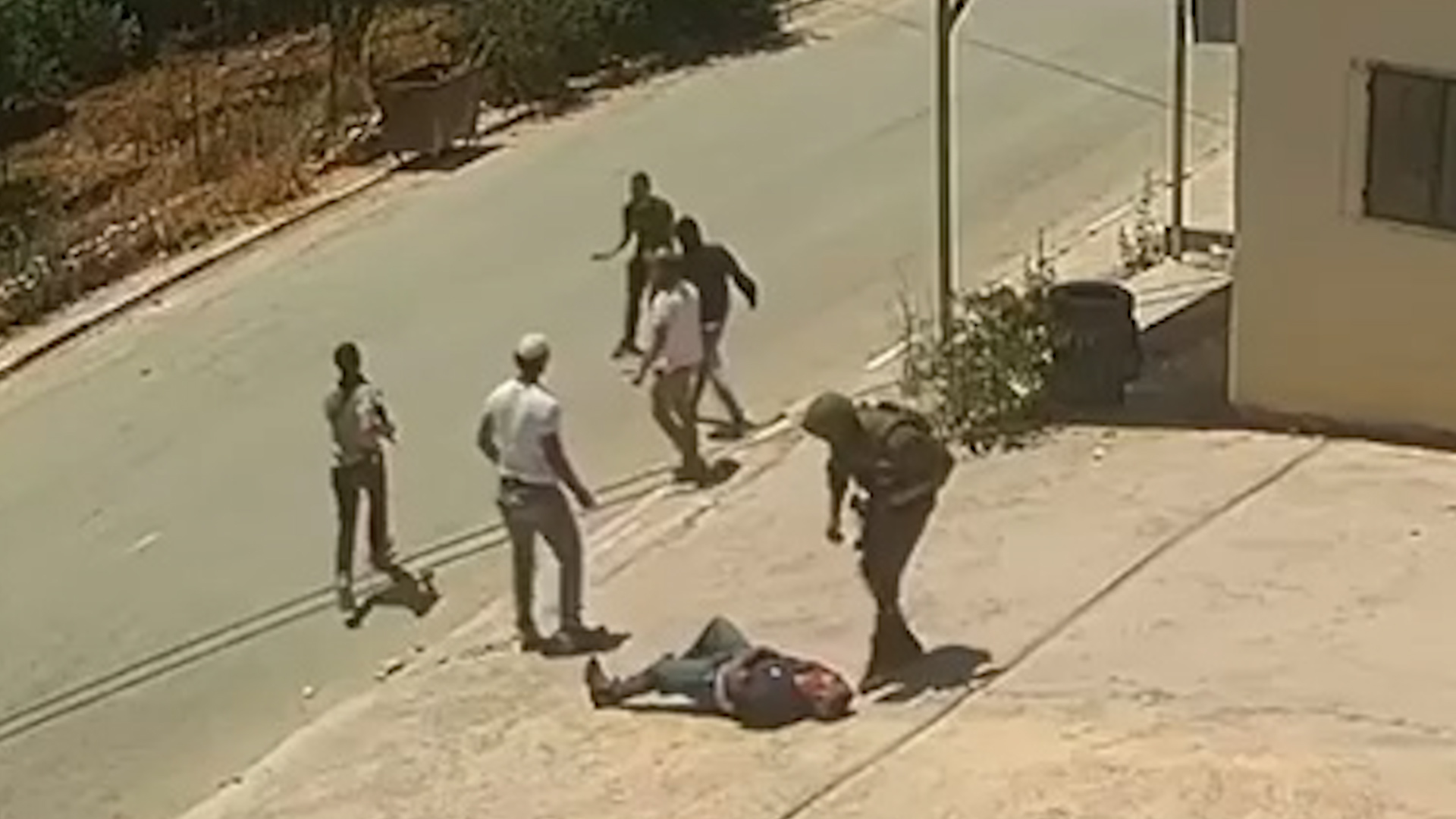 Video menunjukkan tentara Israel dan pemukim menyerang dua warga Palestina