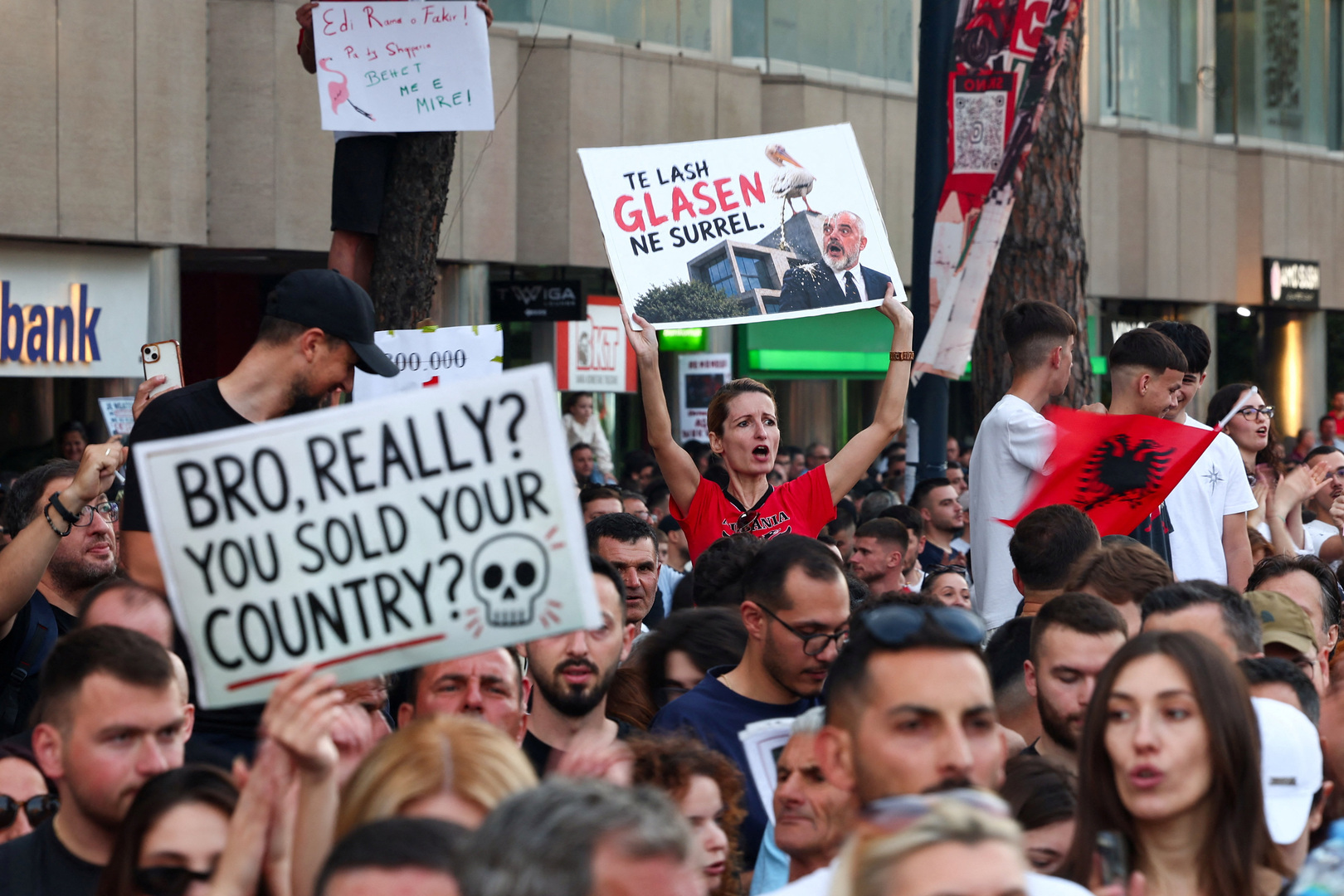 Protes meningkat di Albania terhadap resor yang terkait dengan Trump-Kushner