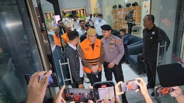 Direktur Maktour Tersangka Kasus Kuota Haji Nangis Usai Ditahan KPK