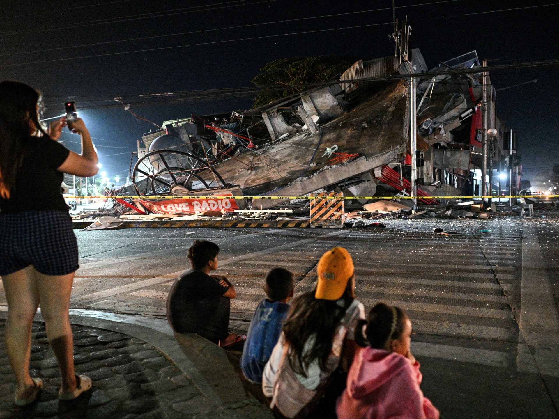 Gempa berkekuatan 7,8 SR menyebabkan puluhan orang terbunuh di Filipina