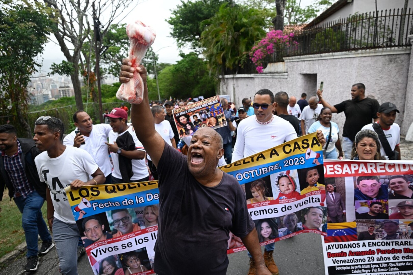 Warga Venezuela membanjiri jalan-jalan di ibu kota Caracas, menuntut pemilu yang bebas