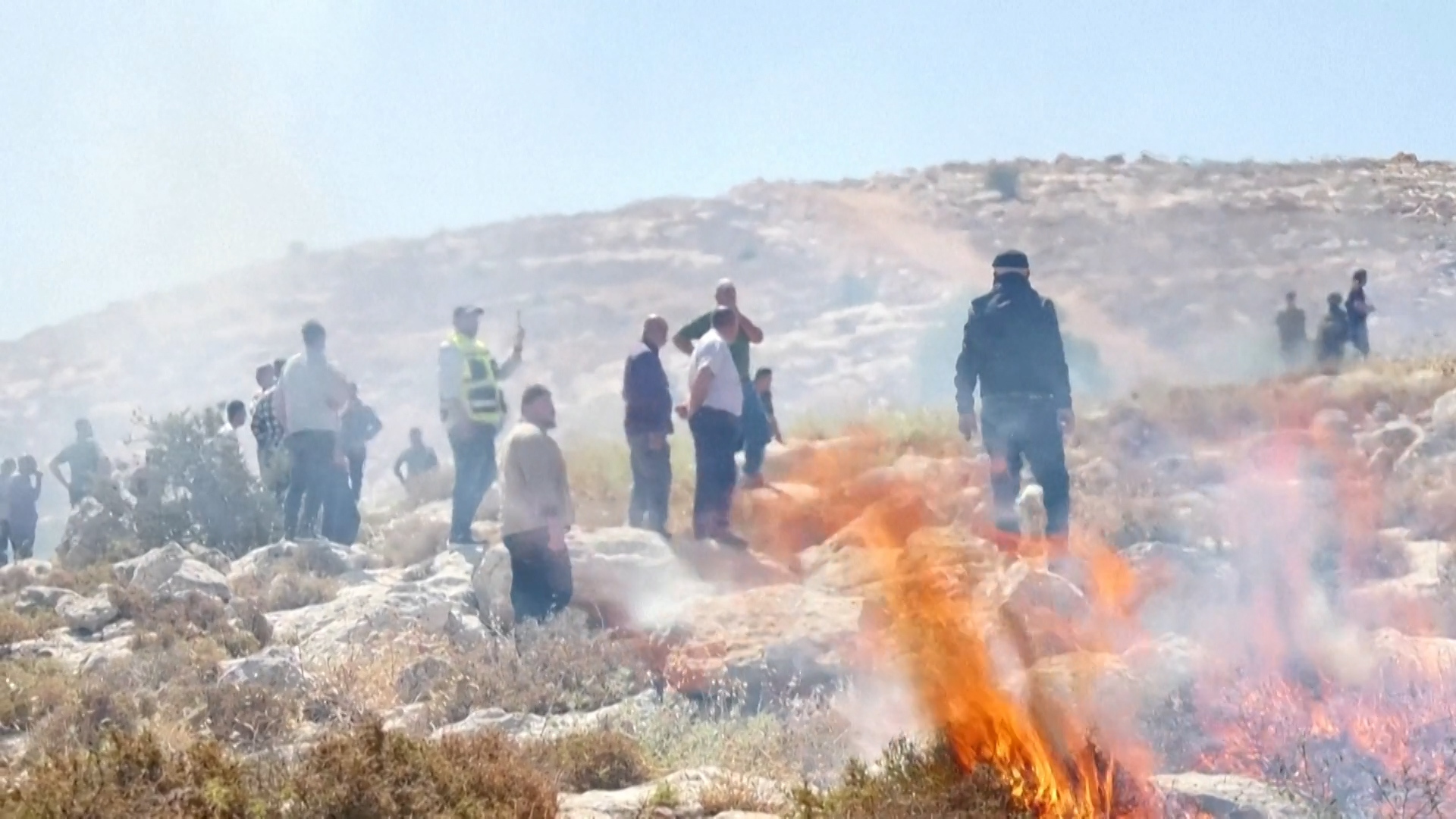 Warga Palestina menghadapi pemukim Israel atas perampasan tanah di dekat Hebron