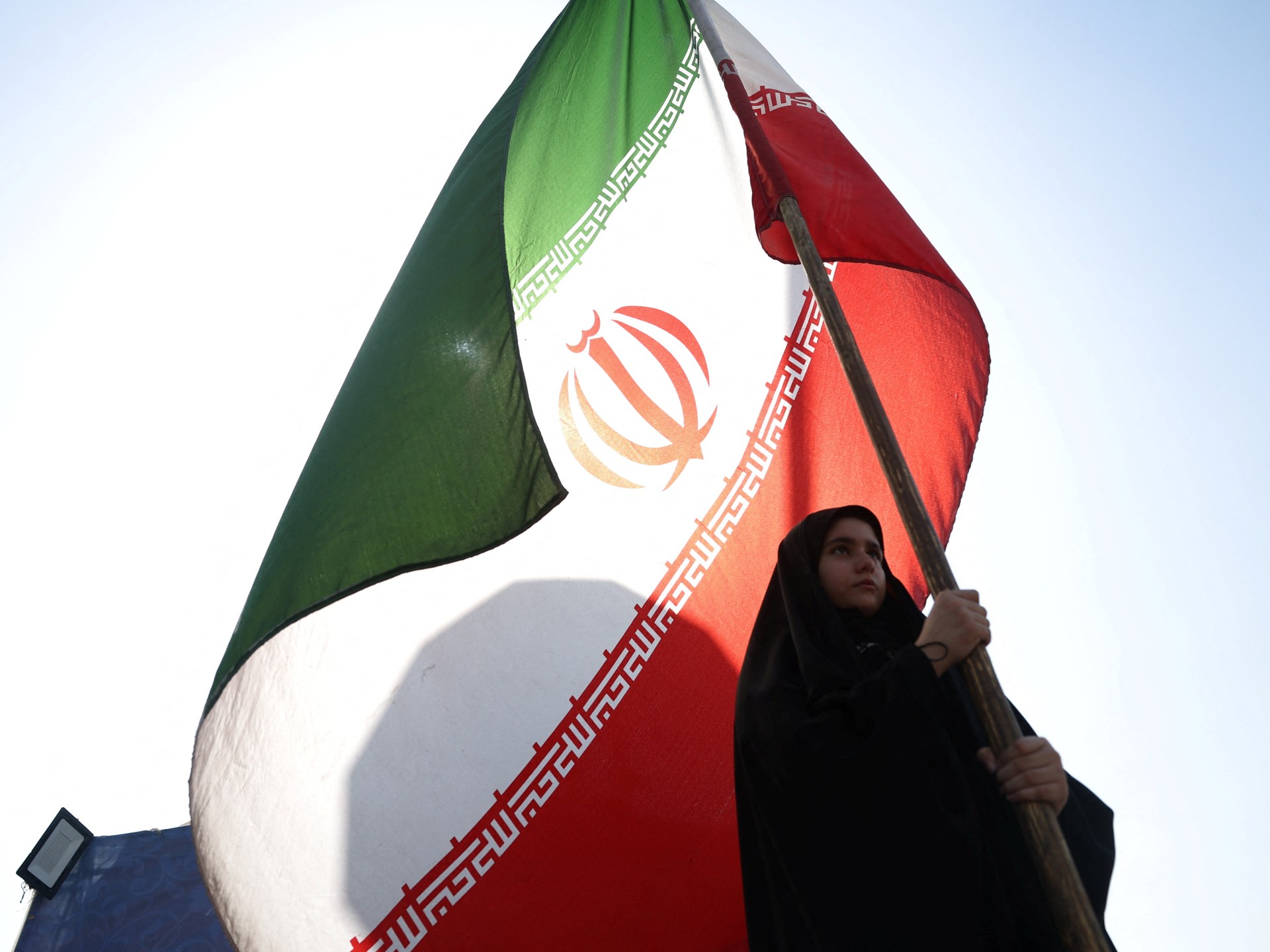 AS mengebom Iran untuk malam kedua, Teheran menutup Selat Hormuz untuk semua kapal